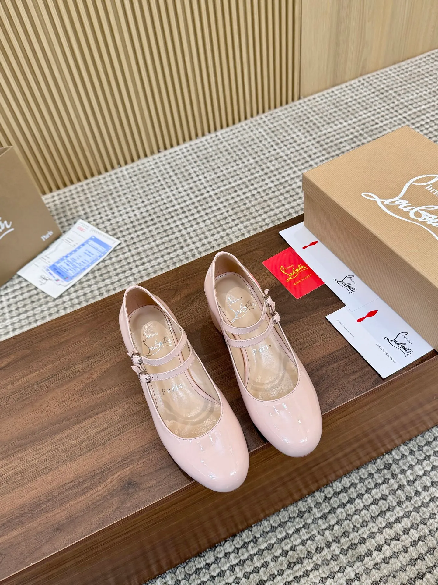 👟👟Ex-factory price 480👟👟 Genuine leather sole +40 Year-round shipment💝Christian Louboutin CL👠 "Patent Leather Series" Noble and luxurious, real blingbling✨ Real materials, all customized by the pattern maker, and the materials are made of original customized materials to achieve the taste of the original 6 color options💍Upper: Imported👉cow patent leather💪 Lining: Sheepskin foot pad/lining Size: 34-40.41.42 Heel height: 6.5cm
